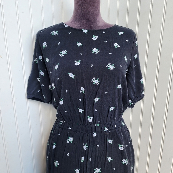Old Navy Jumpsuit Woman’s Black White Floral Short Sleeve Viscose Sz S - Picture 3 of 16